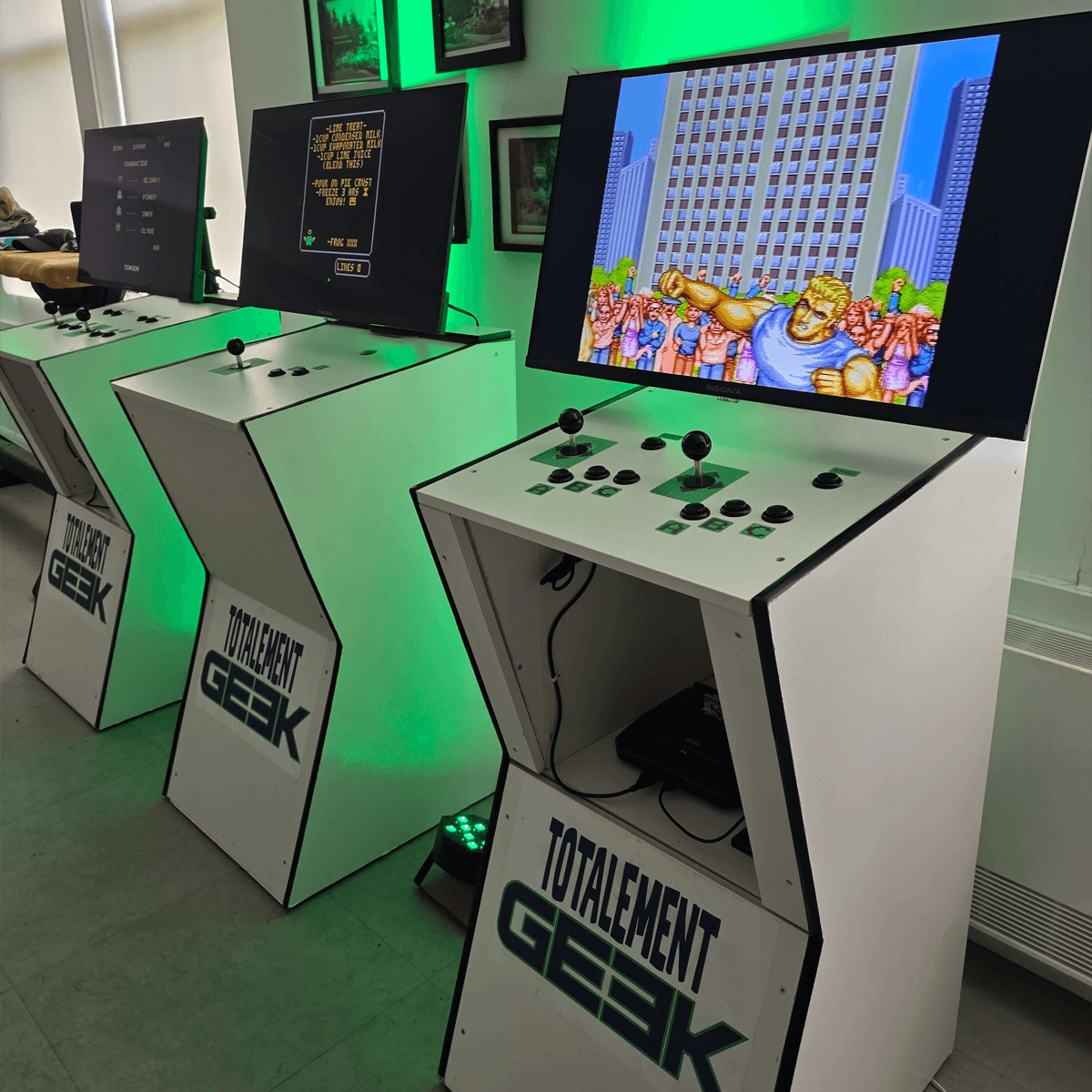 Salle d'arcade mobile Totalement Geek installée pour un événement