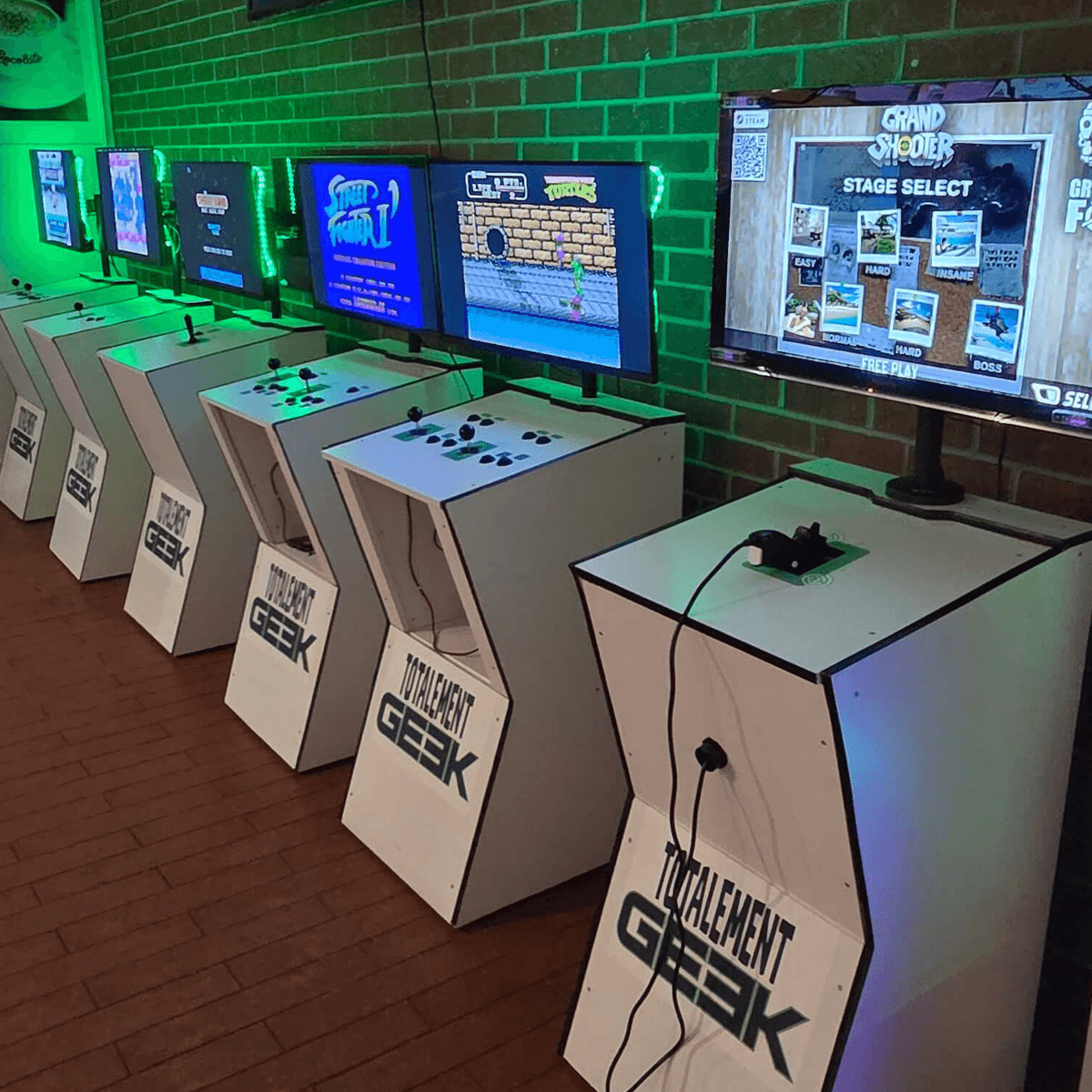Bornes d'arcade Totalement Geek installées pour un événement, ambiance néon années 80-90