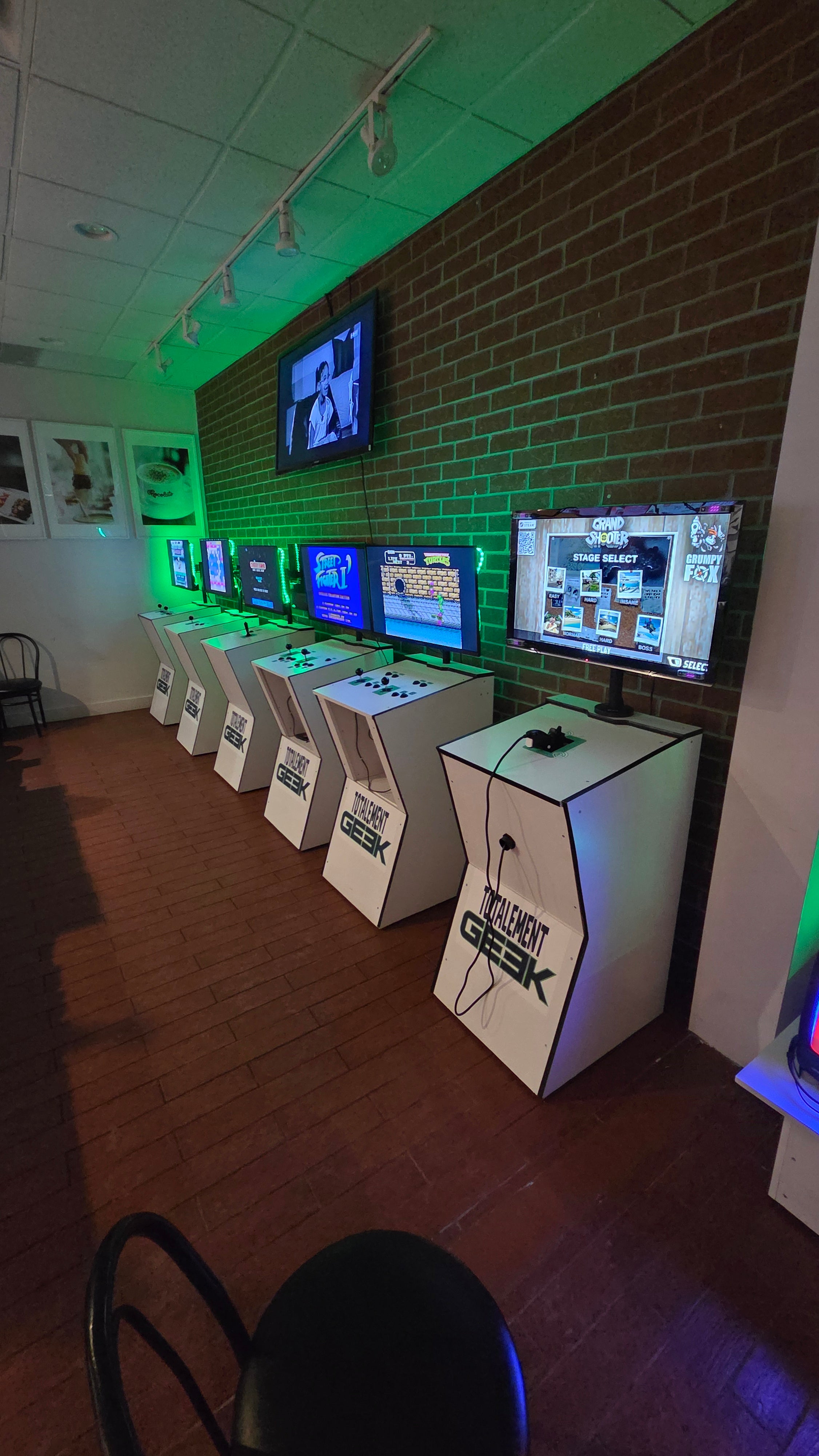 Salle d'arcade mobile Totalement Geek installée pour un événement