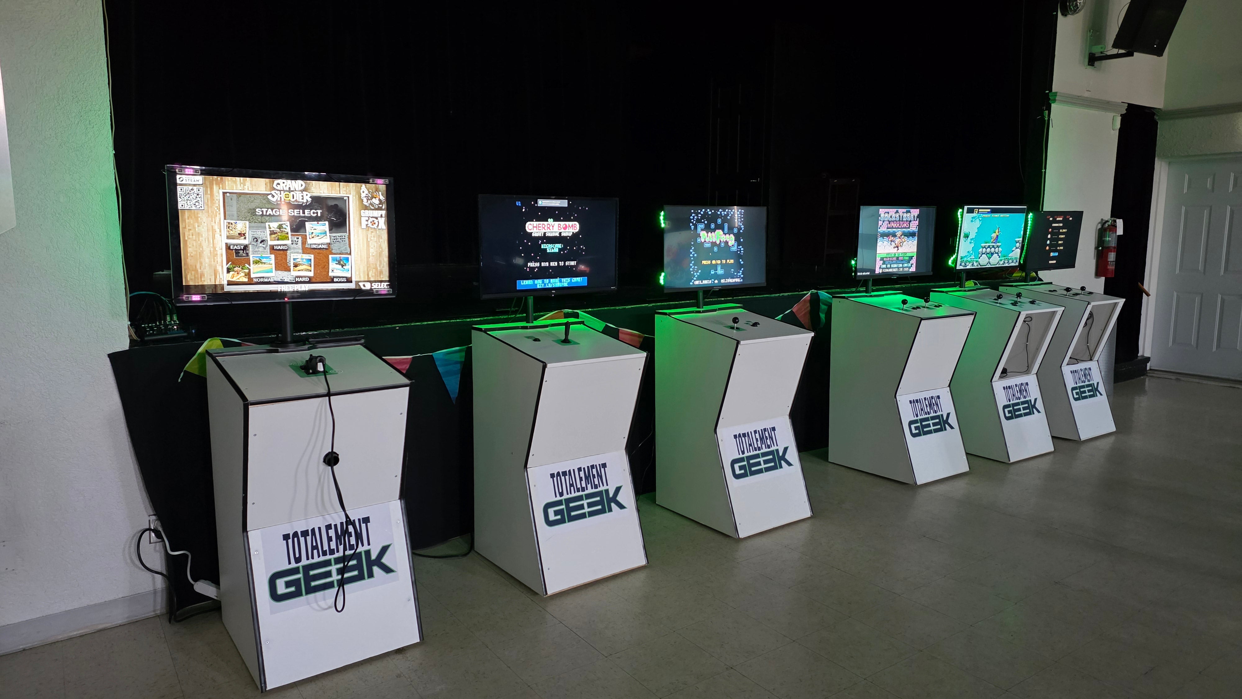 Ambiance rétro d'une salle d'arcade Totalement Geek