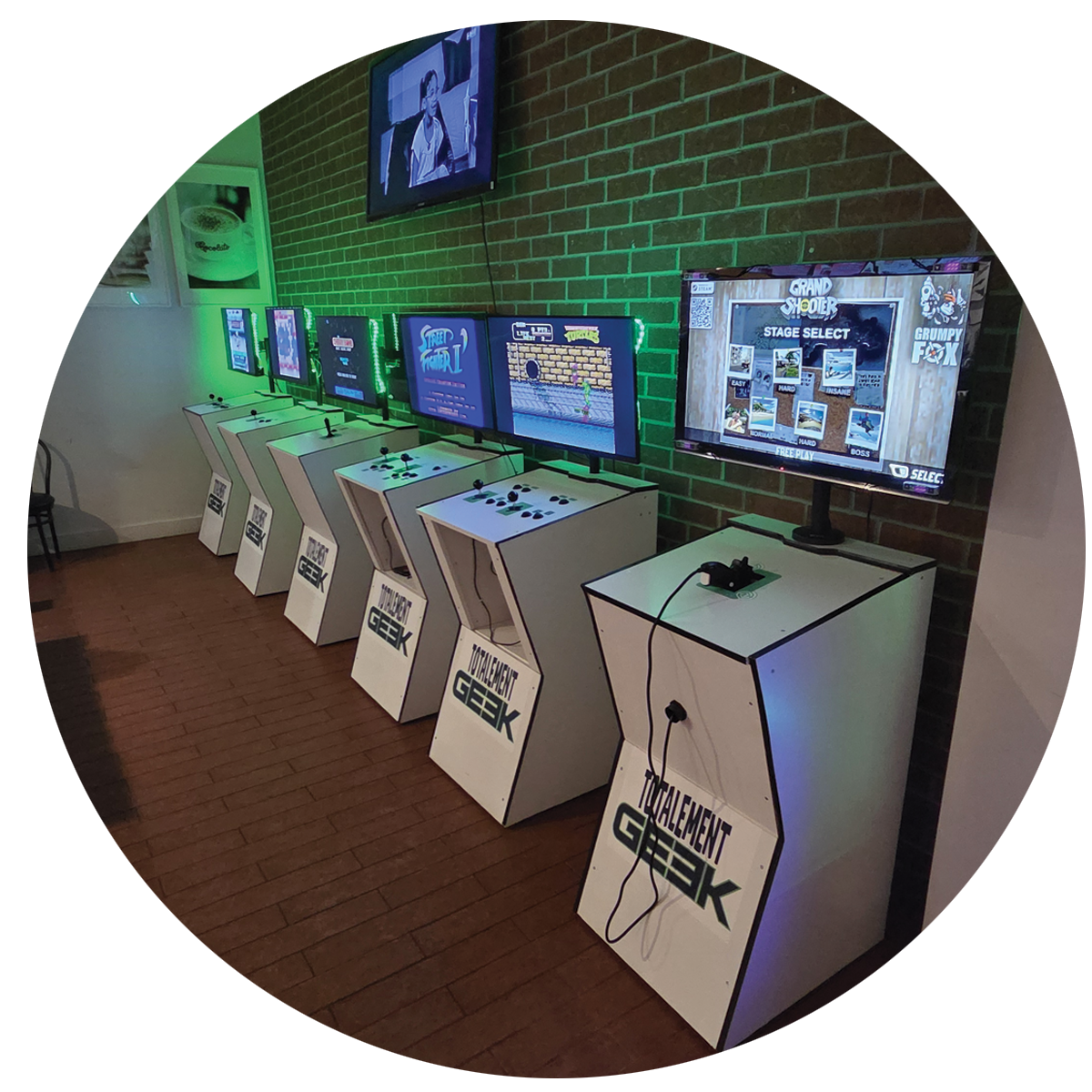Bornes d'arcade Totalement Geek installées pour un événement, ambiance néon années 80-90