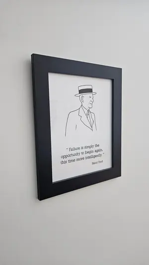Affiche minimaliste de la citation d'Henry Ford, installée au-dessus du bureau de Philippe Plante
