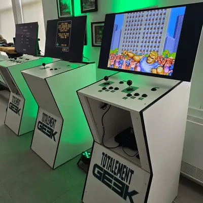 Bornes d'arcade Totalement Geek avec jeux rétro lors d'un événement