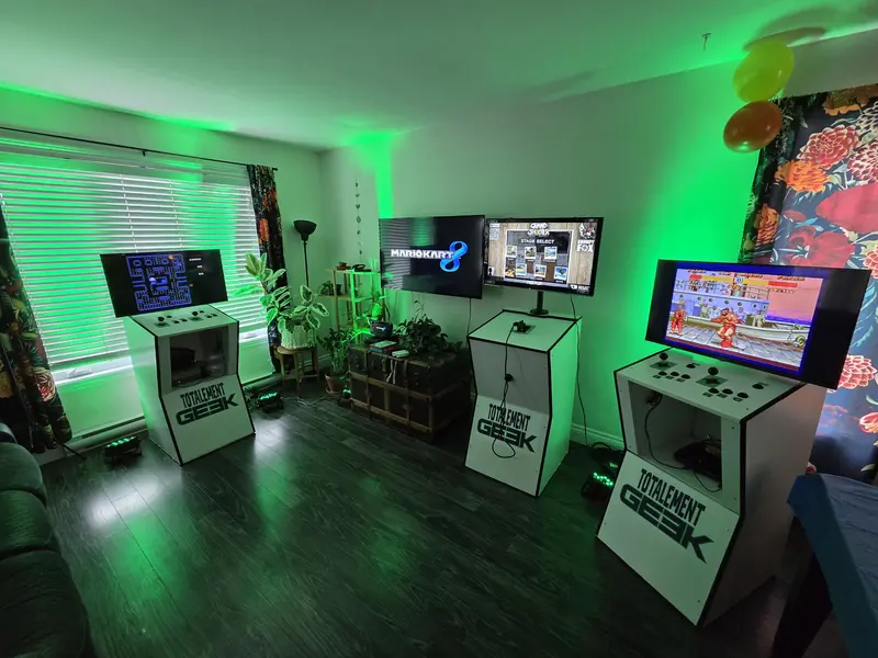 Bornes d'arcade Totalement Geek installées pour une activité d'équipe, sous un éclairage vert