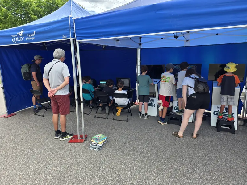 Kiosque Totalement Geek lors d'un événement extérieur de la Ville de Québec : bornes d'arcade et coin rétrogaming