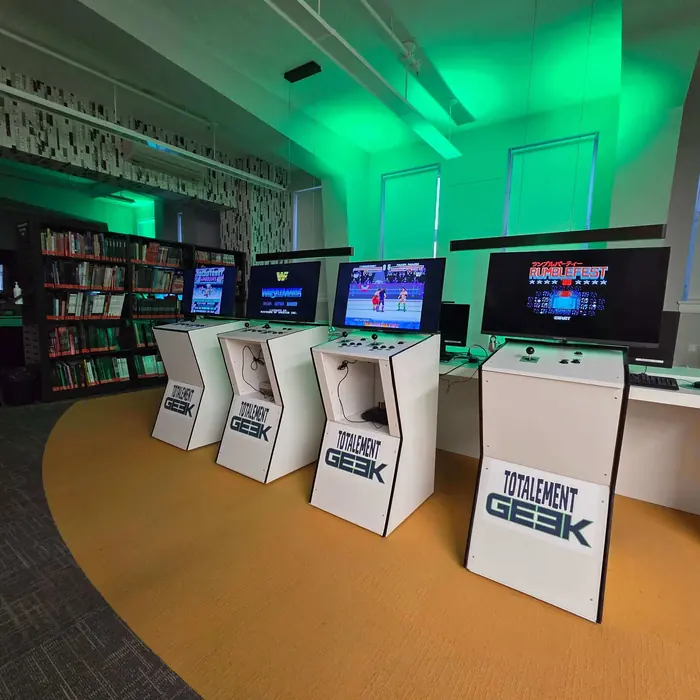 Salle d'arcade éphémère Totalement Geek installée dans une bibliothèque